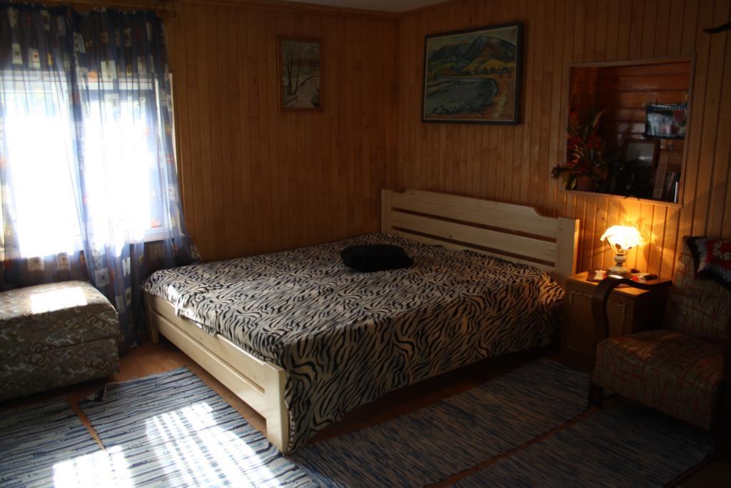 під гострою Country house *