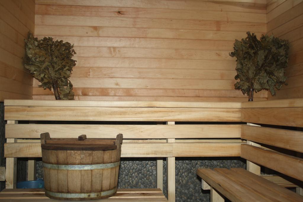 під гострою Country house *